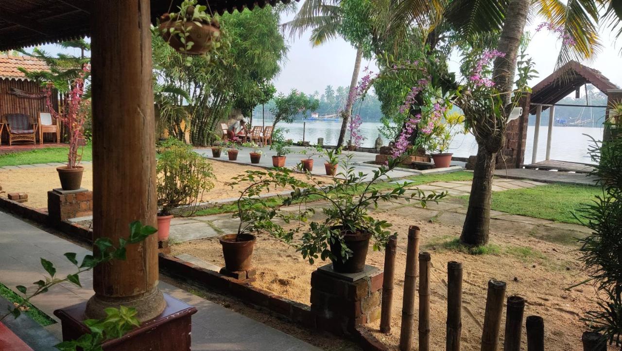 Ambadi'S Villa -Lake View Resort Pallipuram Exterior foto