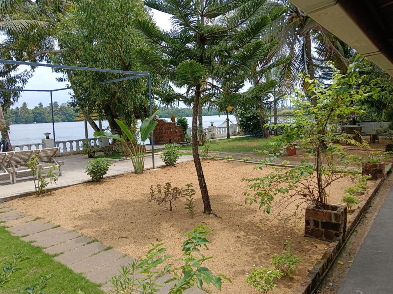 Ambadi'S Villa -Lake View Resort Pallipuram Exterior foto